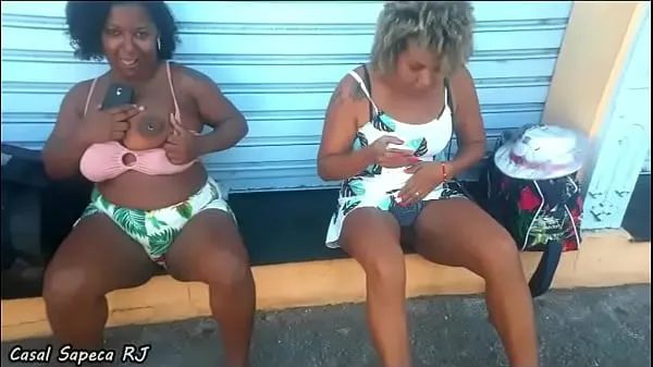 Oglejte si GRAZY SAPECA AND NANA DIABA SHOWING PANTIES AND BREAST IN THE MIDDLE OF THE STREET IN OLARIA - RJ toplih videoposnetkov