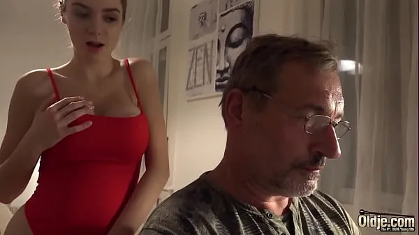 دیکھیں Bald old man puts his cock inside teen pussy and fucks her گرم ویڈیوز