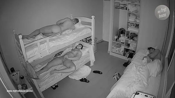 Regardez Véritable caméra cachée dans la chambre des gars la nuit vidéos chaleureuses