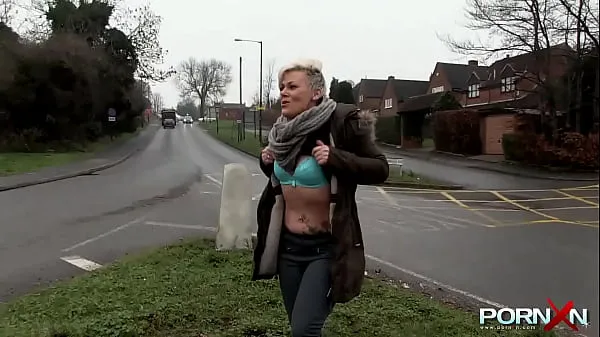 Regardez MILF blonde européenne coquine aux gros seins Bree Branning clignote ses atouts et pisse en public vidéos chaleureuses