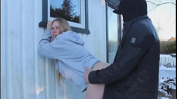 Přehrát Outdoor winter fucking with curvy teen Maja zajímavá videa