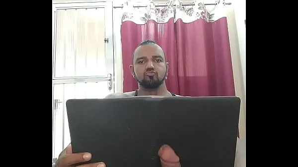 cumming with the laptop गर्मजोशी भरे वीडियो देखें