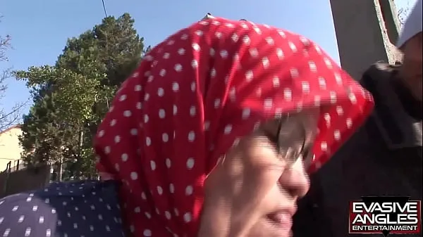 Bekijk EVASIVE ANGLES This babushka, stockings and glasses wearing grannie, is getting her massive old knockers sucked by her interracial caregiver warme video's