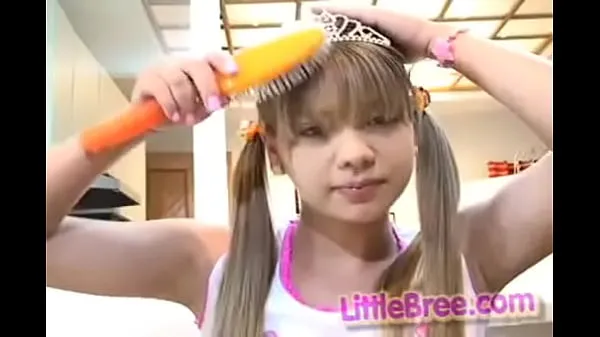 Little Bree brushers her hair and then shows you her tiny pussy गर्मजोशी भरे वीडियो देखें