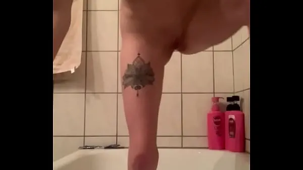 Regardez pisser dans la baignoire est amusant vidéos chaleureuses