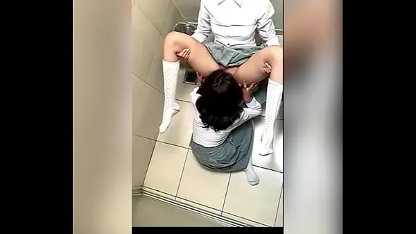 Se Two Lesbian Students Fucking in the School Bathroom! Pussy Licking Between School Friends! Real Amateur Sex! Cute Hot Latinas varme videoer