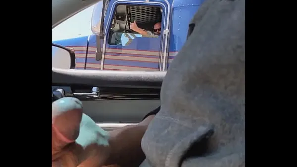 Regardez Trucker me regarde cum vidéos chaleureuses