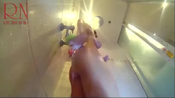 观看淋浴间隐藏的摄像头。 一个年轻的裸体女孩在淋浴时用肥皂清洗。 一位漂亮的女士在淋浴间洗澡。 她用肥皂洗胸部、屁股和阴部。 OMG 完美的多肉猫。 显示她的山雀、 乳头、 多汁剃光猫。 你可以在淋浴时操一个小可爱温馨视频