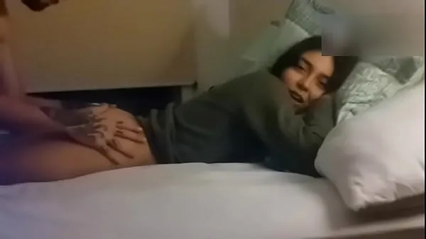 Se BLOWJOB UNDER THE SHEETS - TEEN ANAL DOGGYSTYLE SEX varme videoer
