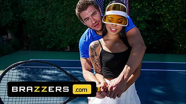 Xander Corvus) Massages (Gina Valentinas) Foot To Ease Her Pain They End Up Fucking - Brazzers温かいビデオをご覧ください
