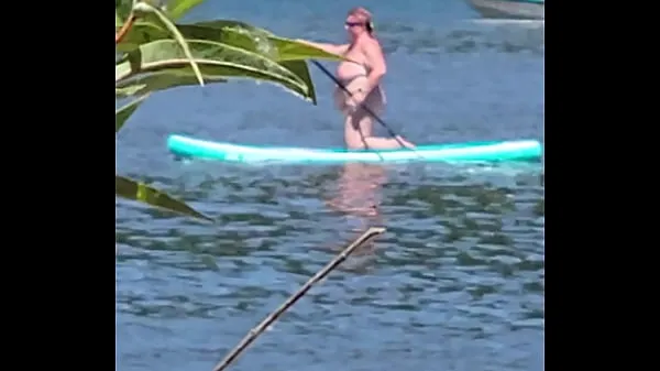 دیکھیں Rose gets a new paddle board گرم ویڈیوز