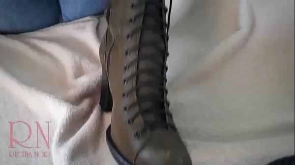 观看靴子恋物癖 嘿 ！ 你好吗？ 你不常来看我！ 你的邻居莉迪亚想念她的朋友。 行！ 我很高兴你来了！ 我穿着靴子让你烦恼吗？ 它们是新的……看！ 但我可以把它们取下来！ 继续穿鞋？ 你喜欢我的新靴子吗？ 我知道你喜欢我的鞋子和靴子！ 我买了这些给你看！ 看，多么强大的高跟鞋！ 我可以用我的脚后跟踩你的球！ 哦，恋物癖！ 也许我应该踩在你的脸上？ 还是踩你的鸡巴？ 鞋带很结实！ 我可以绑你的鸡巴！ 闻一闻我靴子的新皮！ 你可以暨！ 经常来找我温馨视频