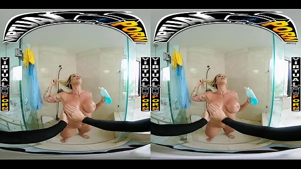 Katso Busty Blonde MILF Robbin Banx Seduces Step Son In Shower lämmintä videota
