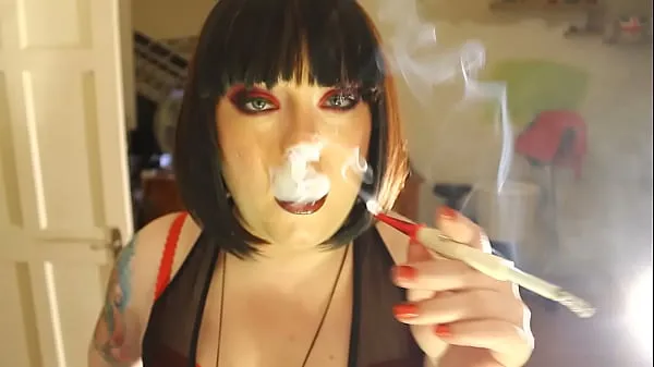 Přehrát Fat Domme Tina Smua Smokes A Filterless Cigarette In A Holder zajímavá videa