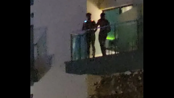 Regardez Des mecs surpris en train de baiser sur le balcon vidéos chaleureuses