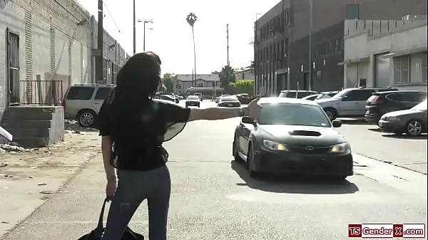 Oglejte si Trans hitchhiker Ariel Demure barebacked toplih videoposnetkov