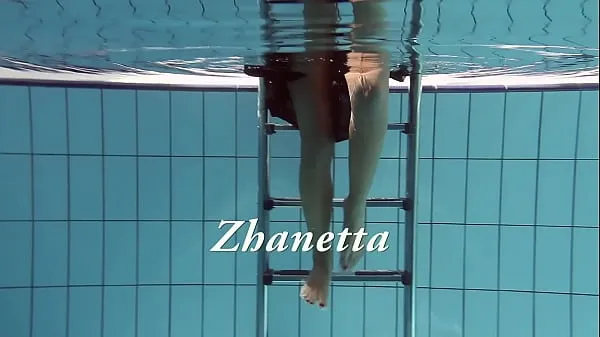 Přehrát Gypsy black haired babe swimming underwater zajímavá videa