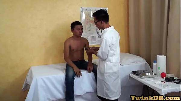 شاهد مقاطع فيديو دافئة Slim Asian breeded by medic after exam and anal fingered