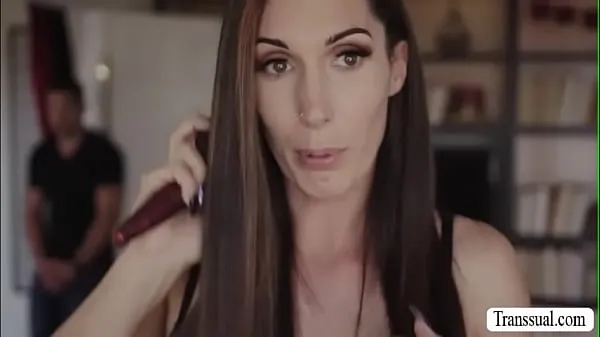 Bekijk Stepson bangs the ass of her trans stepmom warme video's