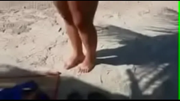 Guarda Microbikini sulla spiaggia pubblica video caldi