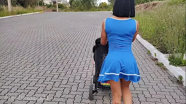 Regardez Charmante mère en robe bleue sans culotte lors d'une promenade dans la rue vidéos chaleureuses