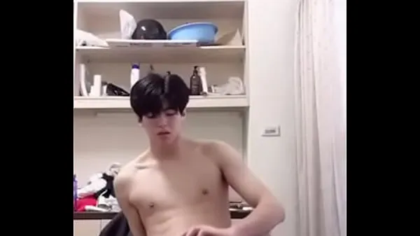 Regardez Beau garçon coréen se masturbe seul devant sa webcam vidéos chaleureuses