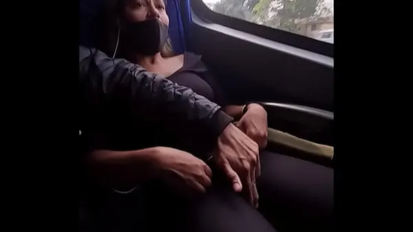 Pozrite si I asked a stranger to play a siririca inside the bus for me zaujímavé videá