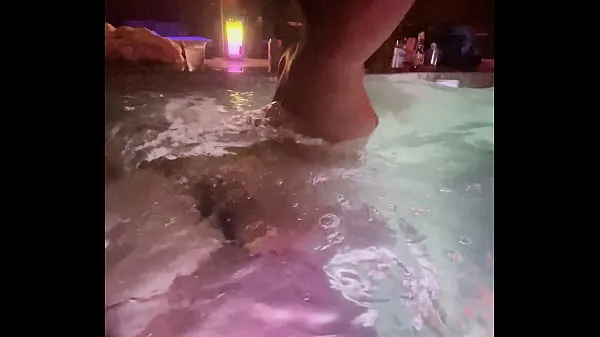 Regardez Cocu filmant dans la piscine, sous l'eau vidéos chaleureuses