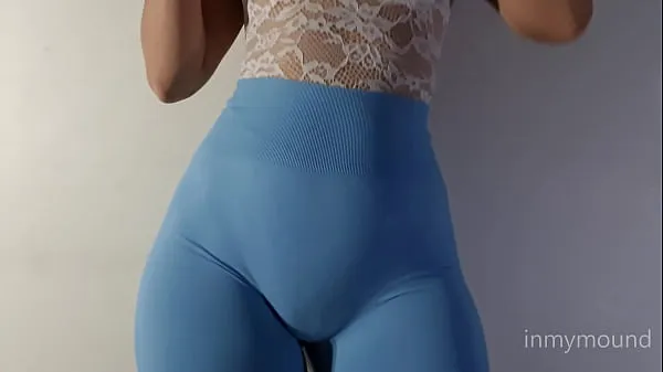 شاهد مقاطع فيديو دافئة Puffy pussy girl in blue leggings and a big tits showing off