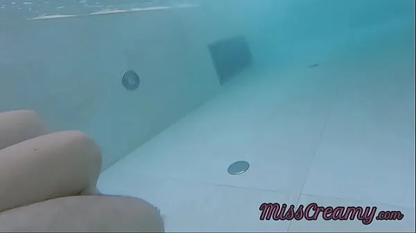 Regardez Dick flash - Un inconnu m'a surpris en train de me toucher dans une piscine publique et m'aide à me masturber au risque d'être vu par un inconnu Sperme dans la bouche - MissCreamy vidéos chaleureuses