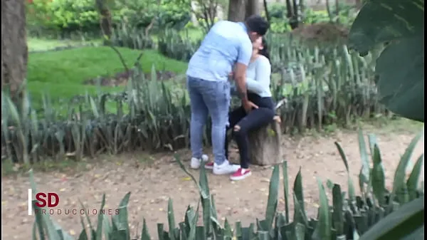 Se SPYING ON A COUPLE IN THE PUBLIC PARK varme videoer