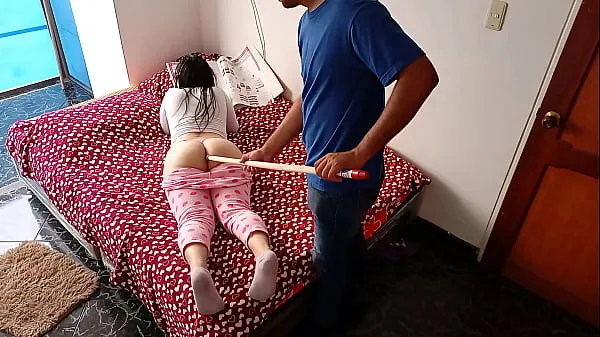 Mira Le Meto un Gran palo por el culo a mi vecina mientras estamos solos en casa, y le meto la polla por su vagina rosadita hasta venirme dentro, por poco nos descubren cálidos videos