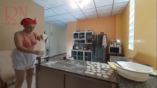 观看裸体管家 Regina Noir 在厨房做饭。 裸体女仆包饺子。 裸体厨师。 一位赤身裸体的家庭主妇正在厨房准备晚餐。 堕落异想天开的管家不穿内裤在屋里工作温馨视频