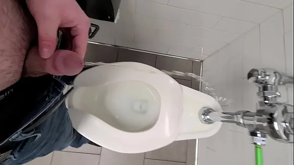 Mira Orinar inapropiadamente en un baño público en un baño grande. Alguien entró mientras lo estaba haciendo y tuve que parar y ser más astuto cálidos videos