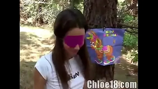 Sehen Sie sich Teenie-Mädchen draußen im Wald - Chloe 18warme Videos an