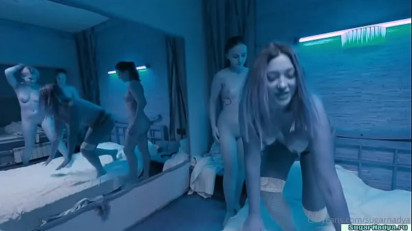 ดู SugarNadya and NataliGreen came for an oil massage, but were met by two horny Russian beauties วิดีโอที่อบอุ่น