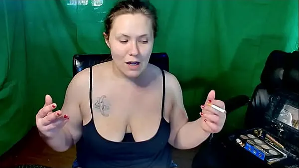 Regardez La créatrice de contenu pour adultes Katie Starling vous montre comment elle se maquille, sa routine de soins de la peau et ses cheveux dans ce didacticiel vidéo vidéos chaleureuses