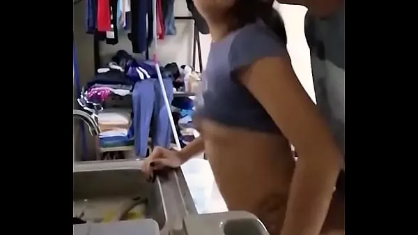 Katso Cute amateur Mexican girl is fucked while doing the dishes lämmintä videota