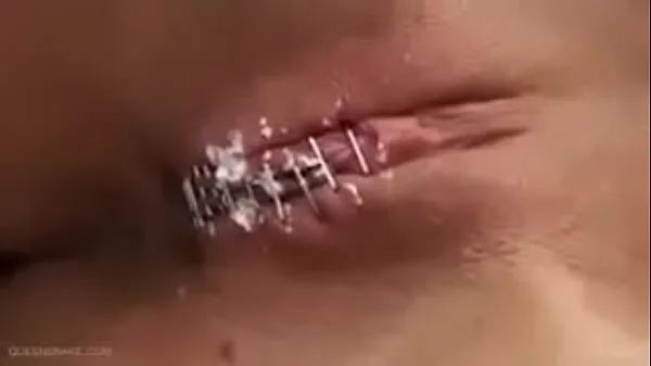 Titta på BDSM lesbians t. with staplers varma videor