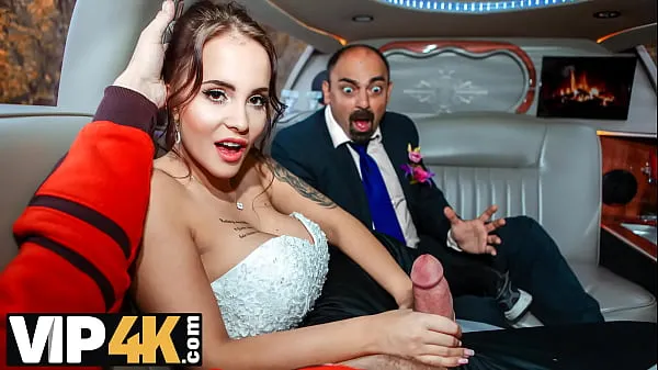 Titta på VIP4K. Random passerby scores luxurious bride in the wedding limo varma videor