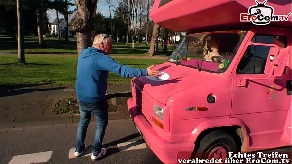 Bekijk Grandpa picks up German teen on the street and fucks her in the car warme video's