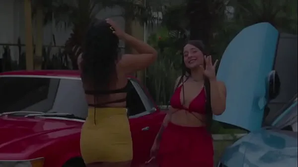 Посмотрите Лесбиянки сидят на крыше роскошных автомобилей GGMansion теплые видео