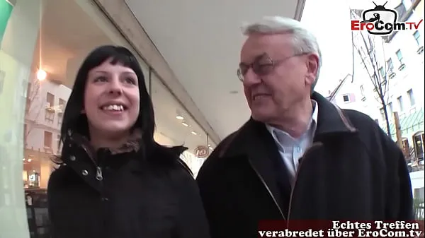 Regardez LE VIEIL HOMME UTILISATEUR HELMUT RAMASSE UNE jeune fille ALLEMAND DANS LA RUE vidéos chaleureuses