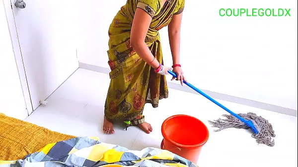 Komal's husband secretly left her with a sweeper in the house गर्मजोशी भरे वीडियो देखें