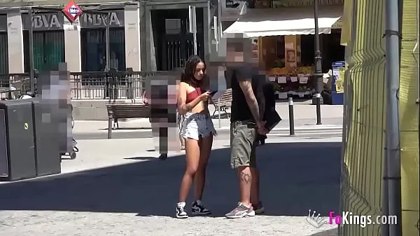 Mira Joven tímida seduce a tíos por las calles de Madrid cálidos videos