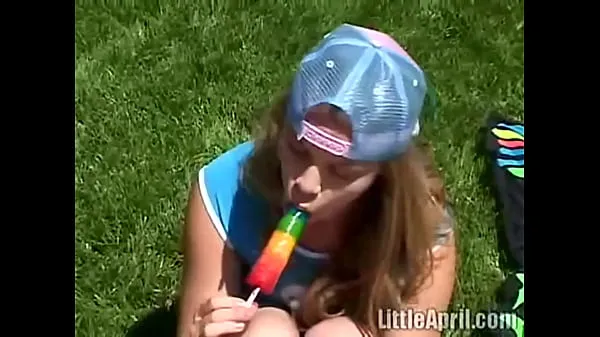 Tonton Teen rubbing her clit outdoors and sucking a popscile - Little April Video hangat