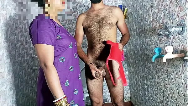 Bekijk Stepmother caught shaking cock in bra-panties in bathroom then got pussy licked - Porn in Clear Hindi voice warme video's