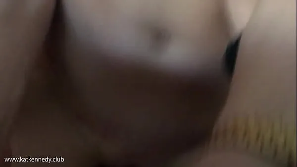 Mira Mi esposo estaba en un viaje de trabajo. Encontré a este chico bueno para darme un creampie y le envié este video a mi esposo cálidos videos