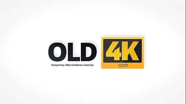 Tonton OLD4K. Skinny is sick of loneliness so she better hooks up with old man Video hangat