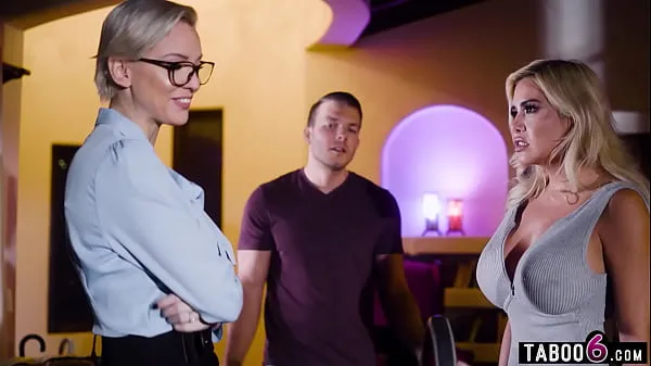 Sehen Sie sich Die immer kämpfenden Stiefmutter-MILFs Kenzie Taylor und Caitlin Bell brauchten eine Intervention von ihrem Stiefsohnwarme Videos an